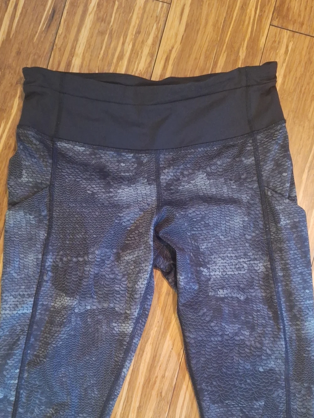 Lululemon Gray Mermaid Scale Leggings Size 6